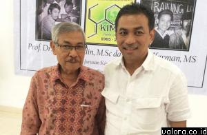 Ketua Umum Alumni F-MIPA Unand yang juga politisi PAN, Taslim Chaniago (kanan) foto bersama dengan mantan dosen pembimbing saat menempuh kuliah dulu, Prof Hazli Nurdin yang memasuki masa purna bakti pada 26 April lalu. (istimewa)