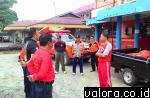 Kepala BPBD Kabupaten Agam Bambang Warsito tengah memberikan arahan pada anggotanya, saat proses pencarian korban yang hanyut di Batang Sianok, Muhammad Rivai (11), Kamis (30/4) pukul 14.15 WIB. Akhirnya, kroban ditemukan sekitar 100 meter di lokasi tempa