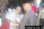 Kepala SMAK Padang, Sih Parmawati foto bersama Wawako Padang, Emzalmi usai dinobatkan sebagai kepala sekolah berprestasi 2015, pada peringatan Hari Pendidikan Nasional (Hardiknas) di Lapangan Imam Bonjol, Sabtu (2/5/2015). (humas Pemko Padang)
