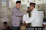 Wabup Editiawarman menyerahkan al Quran saat kunjungan safari ramadhan 2014 lalu. Untuk pilkada 2015 ini, Editiawarman berencana akan berpasangan dengan Bakri Bakar. (istimewa)
