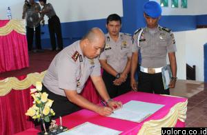 Kapolres Pessel, AKBP Deni Yuhasdi, menandatangani Pakat Integritas di GOR Zaini Zein Painan, Senin (4/5/2015). Penandatanganan ini sebagai bukti dilakukannya rekruitmen calon anggota Polri secara bersih, transparan dan akuntabel. (Lelek/Valoranews)
