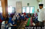 Wakil Bupati Pesisir Selatan, Editiwarman berikan sambutan di depan jamaah BKMT se-Kecamatan IV Jurai, di Masjid Taqwa Balai Lamo Kenagarian Salido, Senin (16/4/2015). (Lelek/Valoranews)