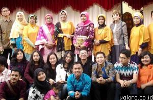 Founder Sumbar Talenta, Sastri Y Bakri dan rombongan, berfoto bersama Dubes RI untuk Aljazair, Ida Susanti, Selasa (5/5/2015) sebelum tampil di gedung kebudayaan Mila dan Palais de la Culture Mohammed El Khalifa Constantin. (istimewa)