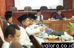 Ketua DPRD Bukittinggi, Beny Yusrial memimpin rapat bersama Pemko tentang pembahasan kalender kerja pemerintah daerah 2015 pada Jumat (20/2/2015) di ruang rapat utama kantor DPRD Bukittinggi. (Humas DPRD Bukittinggi)