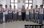 Penyelenggaraan penerbitan SIM untuk membantu pelajar SMA dalam pengurusan SIM, bagi yang sudah cukup umur khusus kelas XII yang bekerja sama dengan SMAN 2 Painan, dalam program SIM Komunitas pada 12 Febuari 2015. (Humas Polres Pessel)