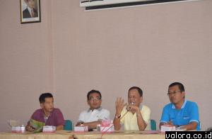 Sekda Dharmasraya, Benny Mukhtar menggelar jumpa pers jelang digelarnya Kontes Akik Nusantara di daerah itu bersama Kepala Cabang Bank Nagari Pulau Punjuang, Eka Andria Putra, Jufrial (staf ahli bupati) dan Budi Waluyo (Kabag Humas Pemkab Dharmasraya), Ra
