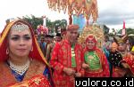 Masyarakat Ambon dan perantau Minang, antusias menyambut kontingen pawai budaya Kota Padang dalam rangkaian kegiatan Rakernas APEKSI di Kota Ambon, Rabu (6/5/2015). Dalam pawai budaya ini, Walikota Padang H Mahyeldi dan isteri menjadi model sepasang penga
