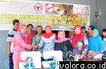 Manajemen PT Semen Padang memberikan bantuan sebanyak 12 unit mesin jahit kepada ibu-ibu PKK di Kelurahan Rangai, Tri Tunggal, Kecamatan Katibung, Kabupaten Lampung Selatan, Rabu (25/2/2015). (Humas Semen Padang)