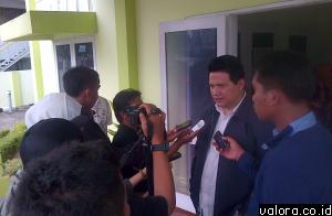 Ketua KPU RI, Husni Kamil Manik diwawancarai wartawan usai membuka bimbingan teknis PPID untuk tiga kabupaten/kota dan provinsi di Sumbar, tadi siang. (AI Mangindo Kayo/Valoranews)