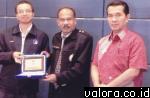 Kadisdik Hasan Basri dan Kakan Kemenag Asra Faber bersama Rektor III UTeM Malaka, Malaysia, Dr. Zamberi, tukar cendera mata saat berkunjung ke UTEM, akhir April lalu. (humas Pemkab Payakumbuh)