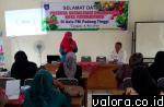 Ketua TP-PKK Ny Dr Henny Riza Falepi memberikan sosialisasi budidaya sayur kepada anggota Kelompok Dasawisma penerima bantuan di Kantor Ketahanan Pangan, Jumat (8/5/2015). (Humas Pemko Payakumbuh)
