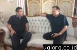 Ketua DPP PAN, Taslim Chaniago berdiolog santai dengan Ketua DPD Partai Gerindra Sumbar, Suir Syam di kediaman mantan Wako Padangpanjang itu, di Panyalaian, Kabupaten Tanahdatar, Minggu (10/5/2015) sore. (istimewa)