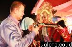 Bupati Pesisir Selatan Nasrul Abit, salempangkan kepada pemenang Uni Pesisir Selatan 2015 yang berasal dari Kecamatan Linggo Sari Baganti pada grand final pemilihan uda-uni tingkat Pessel pada 23 April 2015. (Lelek/Valoranews)