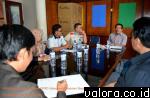 Kordiv Teknis KPU Sumbar, HM Mufti Syarfie saat memimpin rapat persiapan pelaksanaan Pilkada Sumbar 2015 yang digelar serentak pada 9 Desember 2015, bersama sekretariat KPU Sumbar di ruang media center pada 22 Januari 2015 lalu. (humas KPU Sumbar)