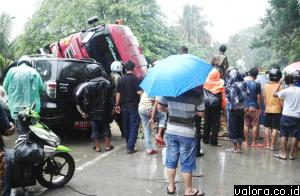 Dua unit mobil jenis truk dan minibus, tertimpa tanah terban di jalur Padang Solok, pendakian Sitinjau Lauik tepatnya tak jauh dari lokasi RM Pondok Bambu, Kecamatan Lubukkilangan, Padang, Kamis (14/5/2015) sore. Tanah terban ini akibat hujan lebat sejak 
