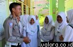 Bintara Sat Lantas Polres Pessel, bersama siswi sebuah SMA di Painan dalam rangka menyosialisasikan tertib berlalu lintas dan mengutamakan keselamatan pada 9 Mei 2015. (Humas Polres Pessel)
