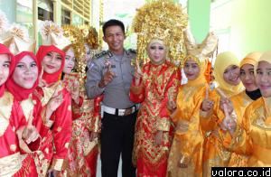 Para penari sebuah sekolah di Pessel, berfoto bersama Bintara Sat Lantas Polres Pessel yang tengah menyosialisasikan tertib berlalu lintas padas 9 Mei 2015. (humas Polres Pessel)