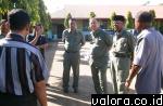 Bupati Pessel, Nasrul Abit saat memantau pelaksanaan UN di daerahnya. (Humas Pemkab Pessel)