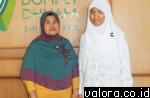 Seorang ibu yang berprofesi sebagai buruh cuci, Masrida foto bersama putrinya, Riza Mayendra Putri yang lulus di UGM melalui SNMPTN saat mengajukan permohonan bantuan ke kantor DDS, Senin (19/5/2015). (istimewa)