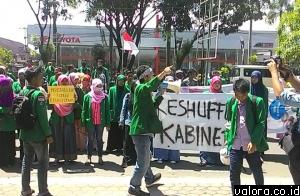 Demonstran dari BEM KM Unand berorasi di Jl Khatib Sulaiman, depan kantor DPRD Sumbar, saat Hari Kebangkitan Nasional yang jatuh pada 20 Mei 2015 ini. Mereka menuntut Jokowi untuk segera memperbaiki kinerja. (@BEMKM UNAND)