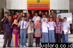 Kepala Dinas Pendidikan Pemuda dan Olahraga Agam, Fauzir didampingi Khairul Koto (Kepala Bidang Kepemudaan dan Kesiswaan), Ely Witra (Kabid Pemberdayaan Pemuda Dispora Sumbar), foto bersama Siswi SMAN Agam Cendikia Agam, Suci Tisara Pajri, yang terpilih j