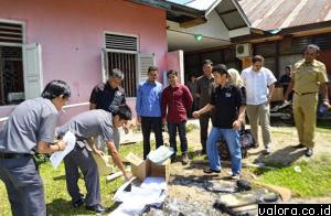 Ketua KPU Sijunjung, Taufiqurrahman memimpin langsung pembakaran materi soal ujian tertulis bagi calon PPK dan PPS Pilkada Sijunjung, 4 Mei 2015 disaksikan komisioner KPU Sijunjung lainnya dan sekretariat. (Humas KPU Sijunjung)