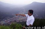 Gubernur Sumbar, Irwan Prayitno memandang kota tambang itu dari puncak Bukit Poland, Minggu (24/5/2015). Gubernur ke Sawahlunto menghadiri Refleksi 7 Tahun UU No 14 Tahun 2008 tentang Keterbukaan Informasi Publik, di pendopo wali Kota Sawahlunto. (istimew