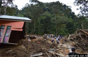 Longsor di Jorong Buluh Kasok, Kecamatan Harau, Kabupaten Limapuluhkota, Minggu (24/5/2015) menyebabkan dua unit rumah rusak berat dan jalan sepanjang 5 Km tertimbun material longsor. (istimewa)