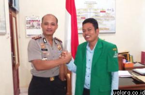 Kapolres Padangpariaman AKBP Roedy Yoelianto salam kompak dengan Ketua Pimpinan Cabang Gerakan Pemuda Ansor Kabupaten Padangpariaman Zeki Aliwardhana, Senin (25/5/2015) di Mapolres Padangpariaman. (istimewa)