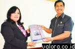 Ketua DPRD Padang, Erisman menerima LHP laporan keuangan dan aset Pemko Padang 2014 dari Kepala BPK Perwakilan Sumbar, Betty Ratna Nuraeny, Selasa (26/5/2015) di kantor BPK Sumbar Jl Khatib Sulaiman, Padang. (Humas Pemko Padang)