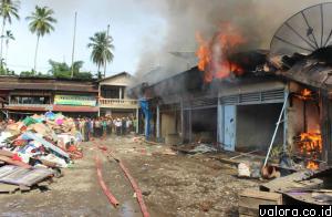 Api berkobar di salah satu petak di Pasar Simpang Ampek, Selasa (26/5/2015) sekitar pukul 09.00 WIB. Seorang wanita ditemukan tewas dalam peristiwa kebakaran ini. (Humas Polres Pasbar)