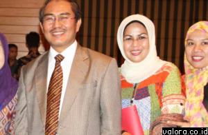 Kordiv Hukum dan SDM KPU Sumbar, Nurhaida Yetti (dua dari kanan) foto dengan Ketua DKPP, Prof Jimly Asshiddiqie di sebuah acara di Jakarta, 21 Januari 2014. (istimewa)