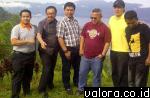 Komisioner KPU Sumbar, menemani komisioner KPU RI melihat-lihat keindahan Danau Maninjau dari Puncak Lawang, Agam, Sumatera Barat, 29 April 2015. (istimewa)