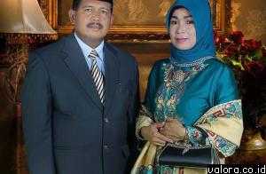 Ketua DPRD Pasaman Barat, Daliyus K bersama istri, Ermita. (istimewa)