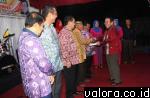 Bupati Limapuluh Kota, Alis Marajo menyerahkan buku otobiografi tentang dirinya pada Prof Satni Eka Putra beserta sejumlah tokoh lainnya, pada acara launching di rumah dinas bupati, Sabtu (30/5/2015) malam. (Humas Pemkab Limapuluh Kota)