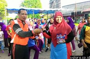 Ketua Yayasan Jantung Indonesia (YJI) Cabang Padang, Harneli Bahar di GOR Agus Salim, Minggu (31/5/2015), membagi-bagikan air dalam kemasan, saat peringatan hari tanpa tembaka sedunia tingkat Padang. (Humas Pemko Padang)