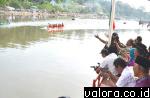 Gubernur Sumbar, Irwan Prayitno mengabadikan lomba selaju sampan di aliran Batang Arau dengan kamera telepon selulernya, saat pembukaan pada 21 Mei 2015. (Humas Pemko Padang)
