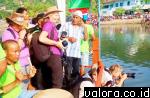 Sejumlah bule yang tengah berkunjung ke Kota Padang, mengabadikan lomba selaju sampan yang merupakan iven khas anak nagari Padang, pada gelaran Festival Siti Nurbaya V/2015 pada 26 Mei 2015 di aliran Batang Arau. (Humas Pemko Padang)