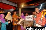 Sekda Kota Padang, Nasir Ahmad menyerahkan tropi dan satu ekor sapi pada Camat Lubuk Bagaluang, Ances Kurniawan karena berhasil jadi juara umum pada Festival Siti Nurbaya V/2015 yang penutupannya digelar Sabtu (30/5/2015) malam di Galanggang Siliah Bagant
