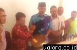 Wako Padang, Mahyeldi salam komando dengan Direktur Wholesale & International Service PT Telkom Indonesia, Honesti Basyir di Bandung, Sabtu (30/5/2015) di Bandung, Jawa Barat usai MoU dukungan terwujudnya Smart City di Padang. (Humas Pemko Padang)