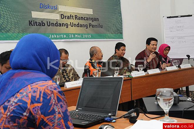 Ketua KPU, Husni Kamil Manik saat jadi pembicara dalam diskusi kemitraan terkait penyederhanaan terhadap aturan hukum yang menyangkut pemilu dan mengintegrasikan seluruh aturan aspek kepemiluan, Kamis (28/5) di Jakarta. (Humas KPU RI)