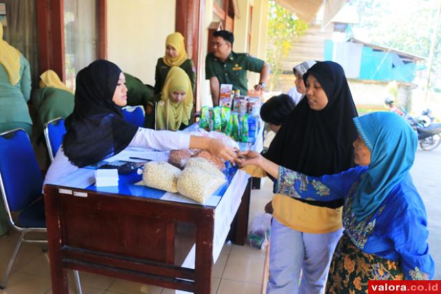 Seorang nenek-nenek, dilayani staf Dinas Koperasi UMKM Industri Perdagangan (Diskoperindag) Payakumbuh, yang berbelanja kebutuhan lebaran. (Humas Pemko Payakumbuh)