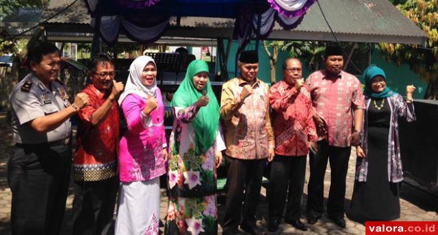 Wawako Padang, Emzalmi, Harnely Bahar (Ketua TP-PKK Padang) dan unsur muspika, menghadiri serah terima jabatan camat Padang Selatan dari Yefri ke Fuji Astomi, Selasa (2/6/2015) di halaman kantro camat setempat. (Humas Pemko Padang)