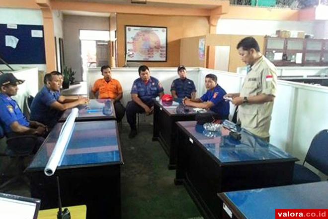 Kalak BPBD Agam, Bambang Warsito memberikan arahan sebelum berangkat monitoring lokasi bencana di Agam kawasan barat, Minggu (31/5/2015). (Fb BPBD Agam)