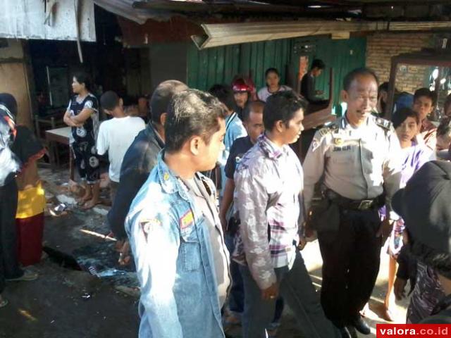 Petugas Polsek Koto Tangah, tengah mengumpulkan bahan dan keterangan atas kejadian laka lantas tunggal di Jl Adinegoro, tepatnya di simpang Pasir Jambak, Rabu (3/6/2015) dinihari. (AI Mangindo Kayo/Valoranews)