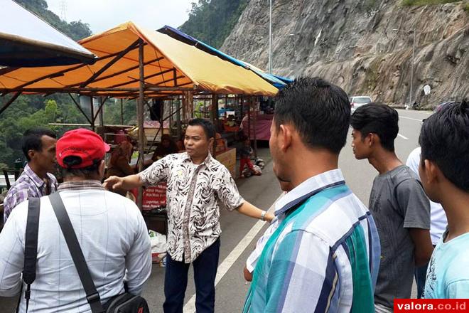 Anggota Komisi IV DPRD Sumbar, Hidayat saat mengunjungi kawasan Kelok Sembilan, 26 Mei 2015. Kunjungan terkait persoalan keberadaan pedagang kaki lima di kawasan itu. (istimewa)