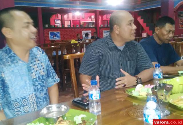 Ketua KI Sumbar, Syamsu Rizal (kiri) berbincang hangat dengan AKBP Deny Yuhasdi, Kamis (4/6/2015), di Cafe Gaul Sago, Painan terkait keterbukaan informasi publik di badan publik kepolisian itu. (Lelek/valoranews)