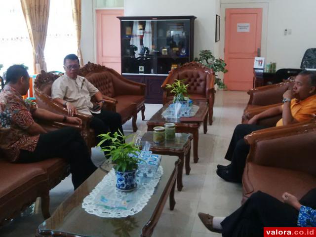 Ketua KI Sumbar, Syamsu Rizal berdialog dengan Sekda Pessel, Erizon saat monitoring dan sosialisasi kepada badan publik Pemkab Pesisir Selatan (Pessel), Jumat (5/6/2015) di Kantor Bupati Pessel. (Lelek/valoranews)