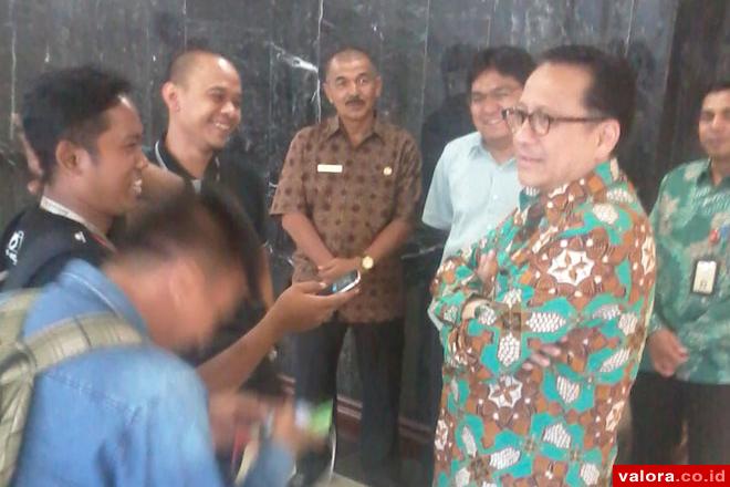 Sejumlah wartawan, mewawancarai Ketua DPD RI, Irman Gusman di loby ruang pimpinan MPR RI, Jumat (5/6/2015). Wawancara terkait kontroversi tempat kelahiran Presiden Sukarno. (AI Mangindo Kayo/valoranews)