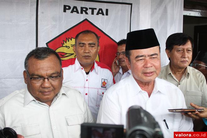 Bupati Pesisir Selatan, Nasrul Abit, didampingi Ketua Pansel Calon Kepala Daerah Partai Gerindra Sumbar, Zulkifli Jailani, Jumat (5/6/2015) memberikan keterangan pers usai mendaftar sebagai calon wakil gubernur ke DPD Partai Gerindra Sumbar. (Lelek/valora